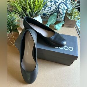 ECCO Women's Anine Ballet Flats in black leather.